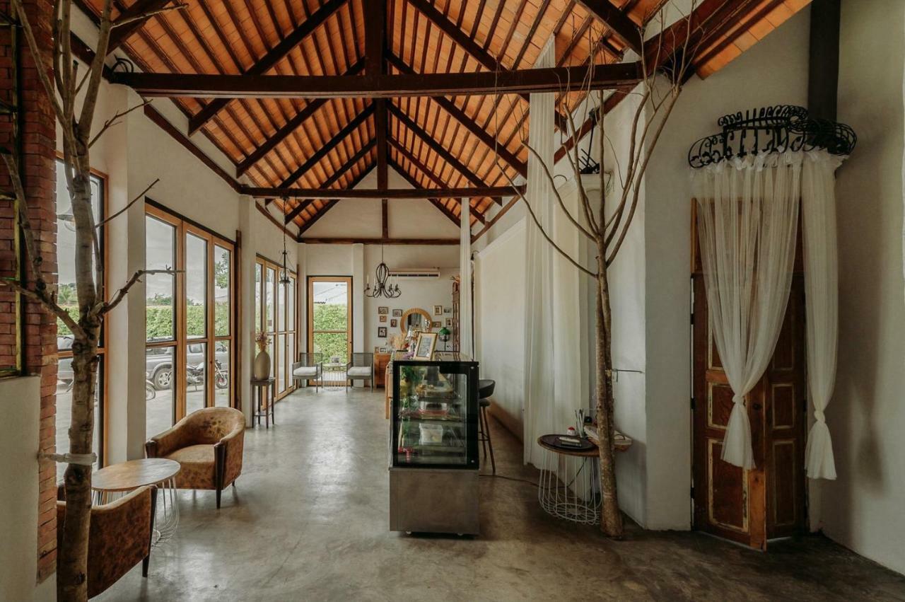 White Wall Riverfront Hotel Kamphaeng Phet Exterior foto