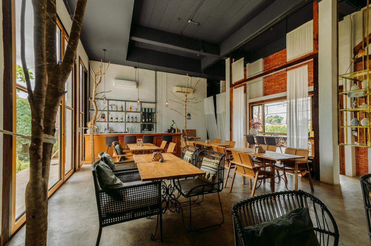 White Wall Riverfront Hotel Kamphaeng Phet Exterior foto